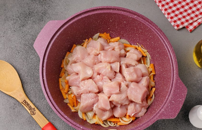 1. Этап. Плов из булгура с куриной грудкой: Добавьте нарезанное кусочками куриное филе.