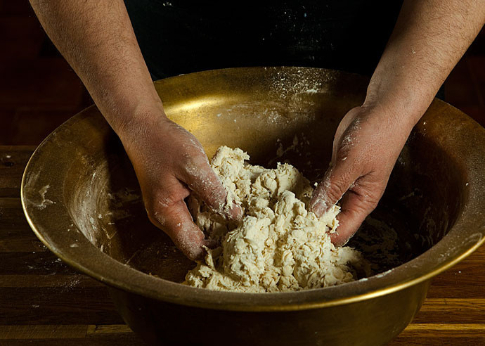 1. Этап. Тесто из катыка: Замешиваем руками тесто. Мешайте аккуратно, без лишних усилий, иначе тесто получится слишком мягким.