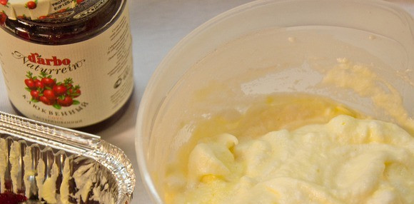 1. Этап. Нокерльн: 5. Включаем нагреваться духовку, а тем временем к белкам аккуратно домешиваем муку и желтковую смесь.