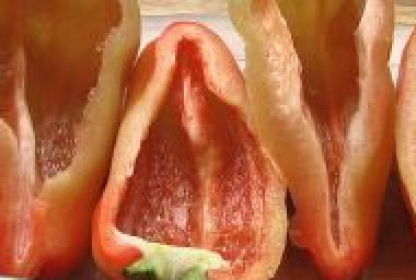 1. Этап. Перцы с фаршем в духовке: Пока готовится наша начинка, мы разрезаем перцы вдоль на две лодочки, очищаем их от семян и прожилок, тщательно промываем.