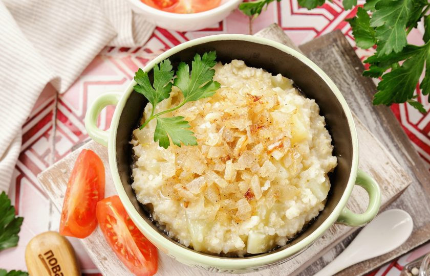 1. Этап. Пшённая каша с картофелем: Простая в приготовлении, вкусная и сытная пшенная каша с картофелем готова. Разложите по порциям, добавьте обжаренный лук и подавайте к столу. Приятного аппетита!