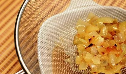 1. Этап. Подлива для мяса: Дальше подливу можно взбить блендером или же просто убрать лук, процедив через сито, как сделал я.