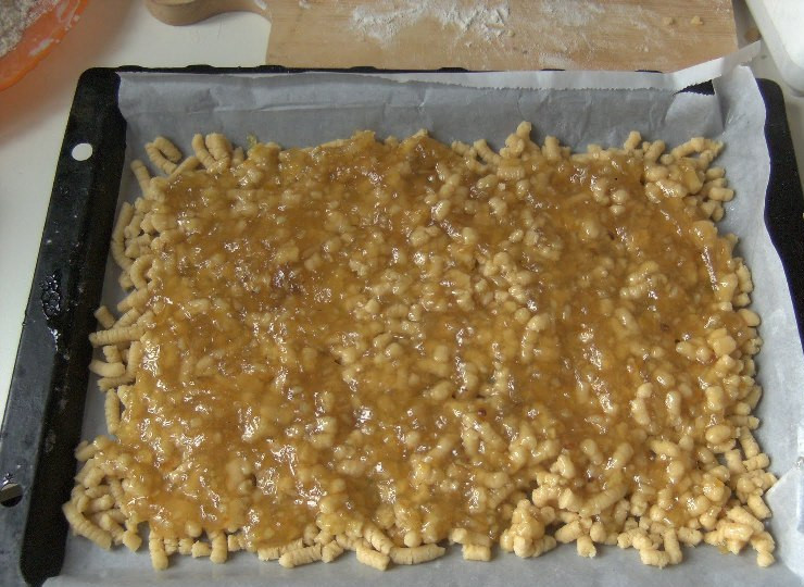 1. Этап. Печенье на майонезе через мясорубку: Смазываем этот слой печенья любым вареньем или джемом.