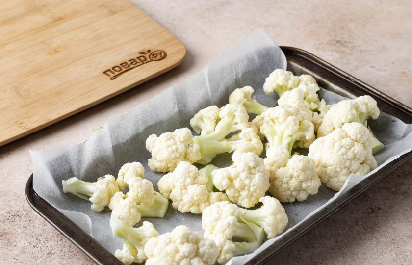 1. Этап. Цветная капуста с карри: Полейте оливковым маслом и запекайте в духовке 15-20 минут при температуре 200 градусов.