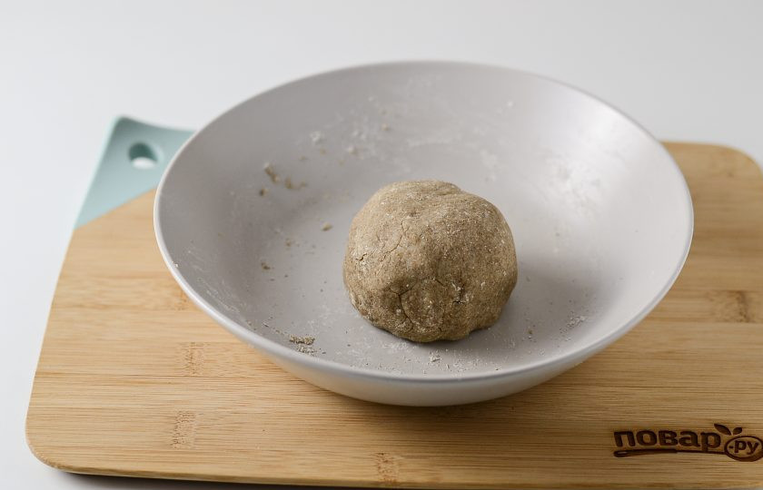 1. Этап. Хлебцы: Замесите однородное мягкое тесто. Скатайте его в шар, уберите на 1 час в холодильник, завернув в пищевую пленку.