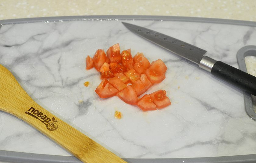 1. Этап. Курица в сливках в мультиварке: 3. Помидор нарежьте кубиком.