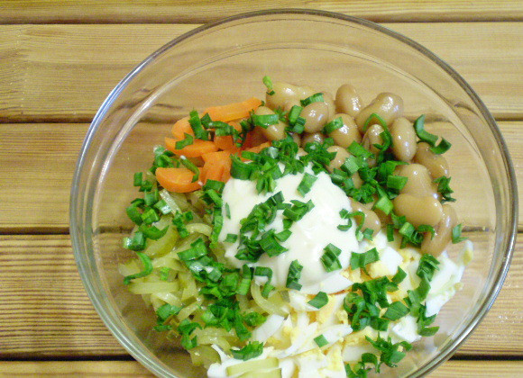 1. Этап. Салат с фасолью и солеными огурцами: 6. Добавляем свежую зелень, майонез.