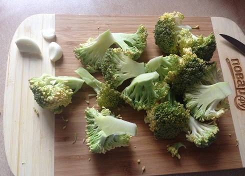 1. Этап. Макароны с соусом из брокколи и креветками: 1. Брокколи разрезаем на соцветия, для соуса можно использовать и небольшую часть грубых стеблей.