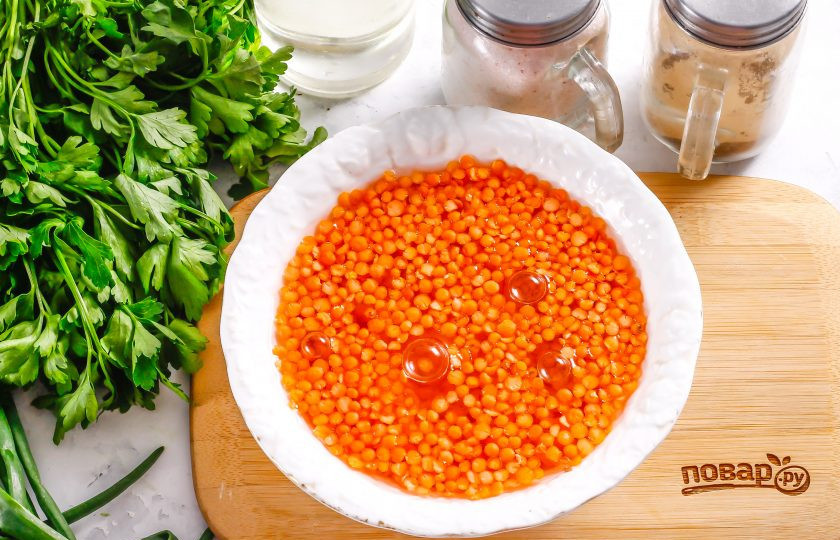 1. Этап. Чечевичный суп на кокосовом молоке: Чечевицу пересыпьте в глубокую емкость, промойте в воде несколько раз.