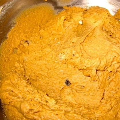 1. Этап. Кекс с изюмом и грецкими орехами: Смешиваем масляную и мучную смеси.