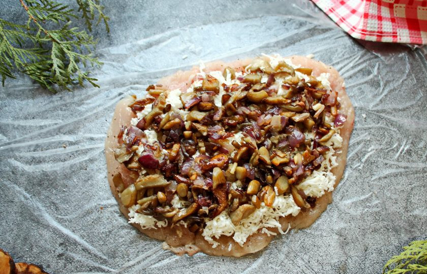 1. Этап. Куриный рулет с грибами, беконом и сыром: Обжаренные грибы с луком разложите ровным слоем на сыре.