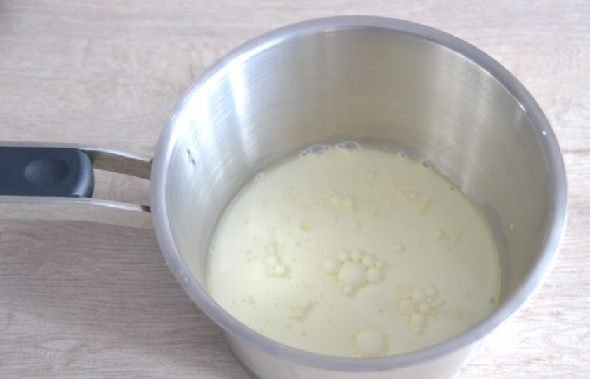 1. Этап. Булочки Боу де кежо: В сотейник влейте молоко и растительное масло, доведите до кипения.
