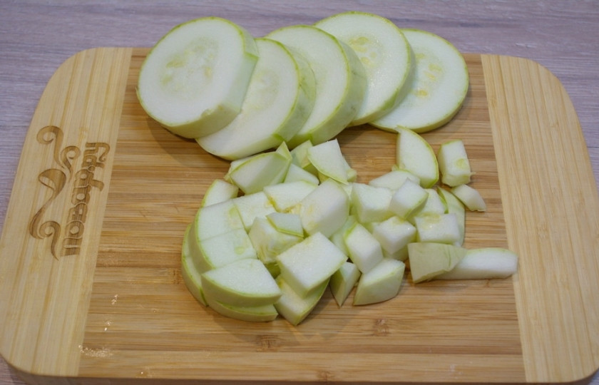 1. Этап. Кабачковая икра без жарки: Молодые кабачки вымойте. Нарежьте на небольшие кубики. Наша кабачковая икра будет приготовлена кусочками, а не в виде пасты. Поэтому нарезать кабачки будем равными аккуратными кубиками.