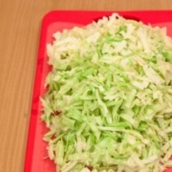 1. Этап. Постная солянка: Мелко шинкуем капусту.