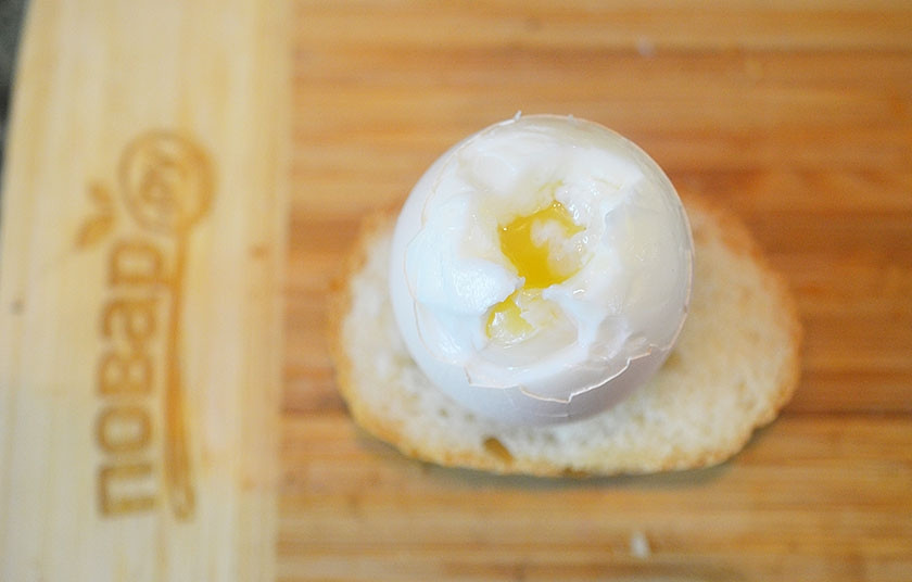 1. Этап. Завтрак в замке Винтерфелл: 7. Яйцо отварите в течение 6 минут, очистите верхушку и вставьте в горбушку хлеб.