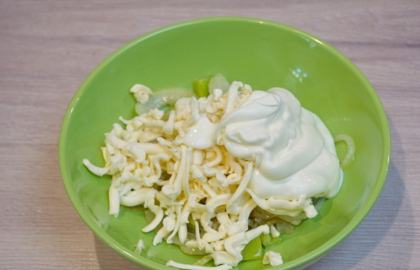 1. Этап. Лодочки из баклажанов с овощами: 5. Пока овощи готовятся, плавленый сыр натрите на крупной терке. Для упрощения процесса лучше сыр слегка подморозить в морозилке. К сыру добавьте сметану, соль, специи, выдавите через пресс чеснок.