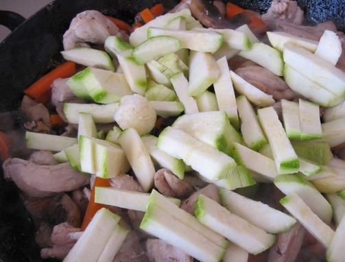 1. Этап. Соте из курицы с грибами: Еще через 5 минут - кабачок.