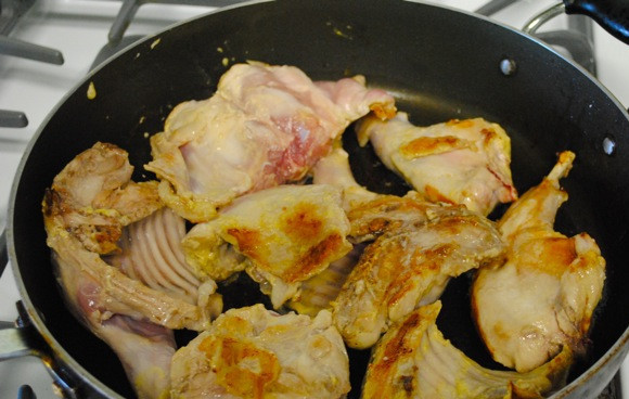 1. Этап. Кролик в горчичном соусе: Потом перекладываем их кастрюлю с толстыми стенками или в жаровню, накрываем крышкой, чтобы они не остыли.