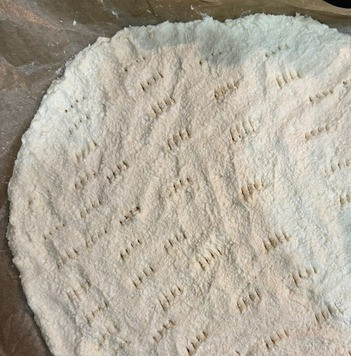 1. Этап. Творожная галета с белковой начинкой: Мокрыми руками распределить творожное тесто нужной вам формы. Наколоть вилочкой