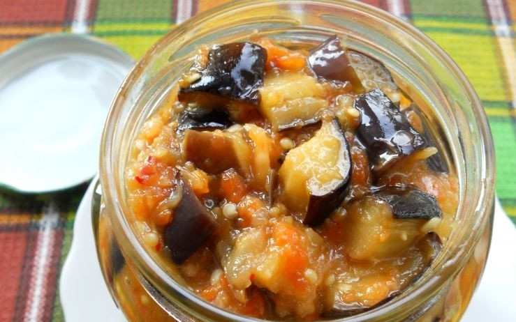 1. Этап. Баклажаны острые по-грузински: Переложите заготовку в стерилизованную банку. Закройте её крышкой. Оставьте вверх дном до остывания, потом пробуйте.