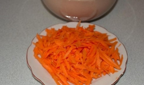 1. Этап. Салат Николь: В первую очередь очистим морковь и натрем на средней или крупной терке. Чтобы морковь стала мягче, посыпаем ее солью и чуть примнем.