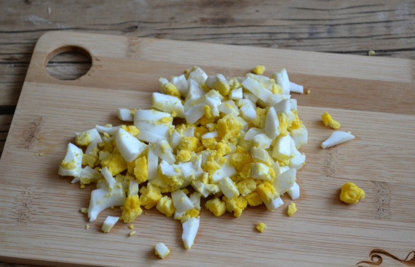 1. Этап. Рулетики из лаваша с корейской морковкой: Отваренные яйца очистите и мелко порубите.