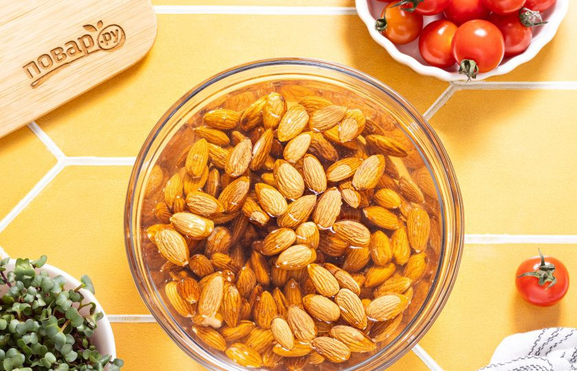 1. Этап. Крем-сыр из миндаля: Миндальные орехи замочите на 6-8 часов в воде. Удобнее делать это на ночь.