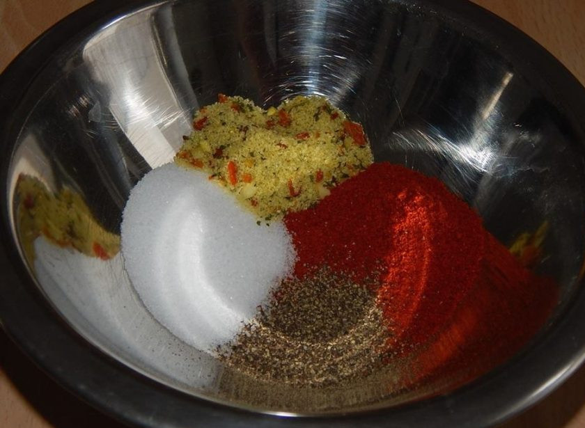 1. Этап. Курица на бутылке в духовке: В миске смешайте все специи из состава.