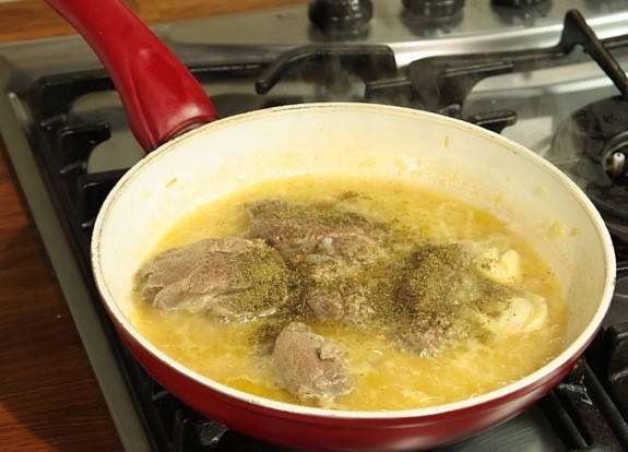 1. Этап. Баранина по-узбекски: Добавить баранину, специи и тушить на медленном огне 15 минут.