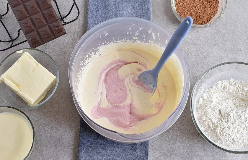 1. Этап. Клубничный торт с шоколадным кремом и глазурью: В желтковую смесь вмешайте клубничное пюре и половину муки.