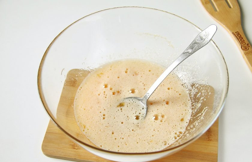 1. Этап. Кулич в микроволновке: Взбейте яйца с сахаром, ванилином и солью.