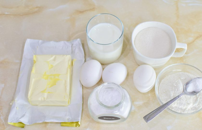 1. Этап. Бисквит в разъемной форме: Для приготовления бисквита подготовьте необходимые ингредиенты. Муку заранее просейте через сито, чтобы насытить её кислородом.