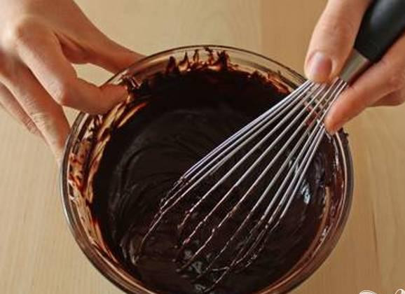 1. Этап. Трюфели-божьи коровки: 2. При помощи веничка смешать шоколад и сливки до однородности. Дать остыть. Когда шоколад остынет до комнатной температуры, поставить его в холодильник на 2 часа.