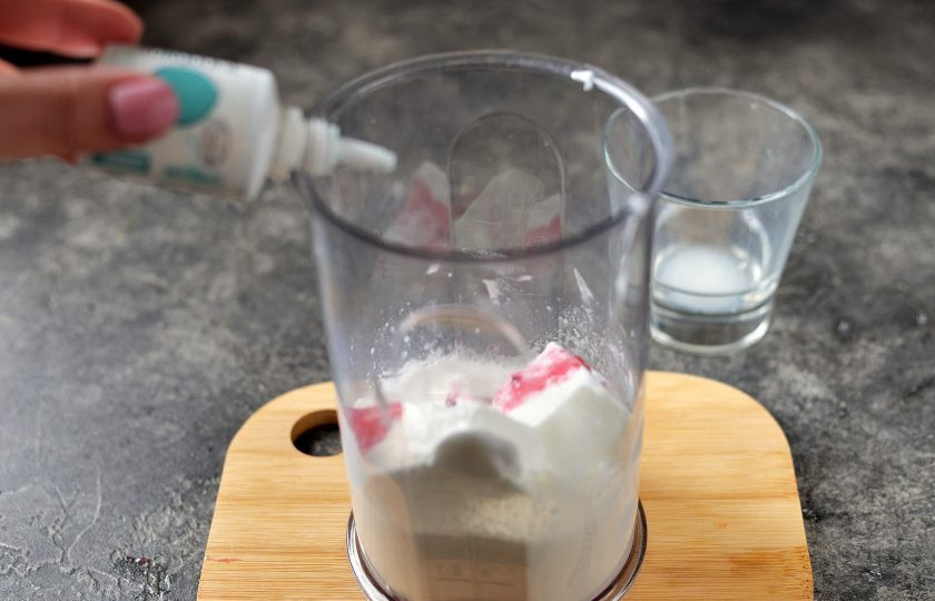 1. Этап. Коктейль Айсберг в океане: Чтобы коктейль стал более похожим на океан, можно добавить пару капель пищевого красителя.