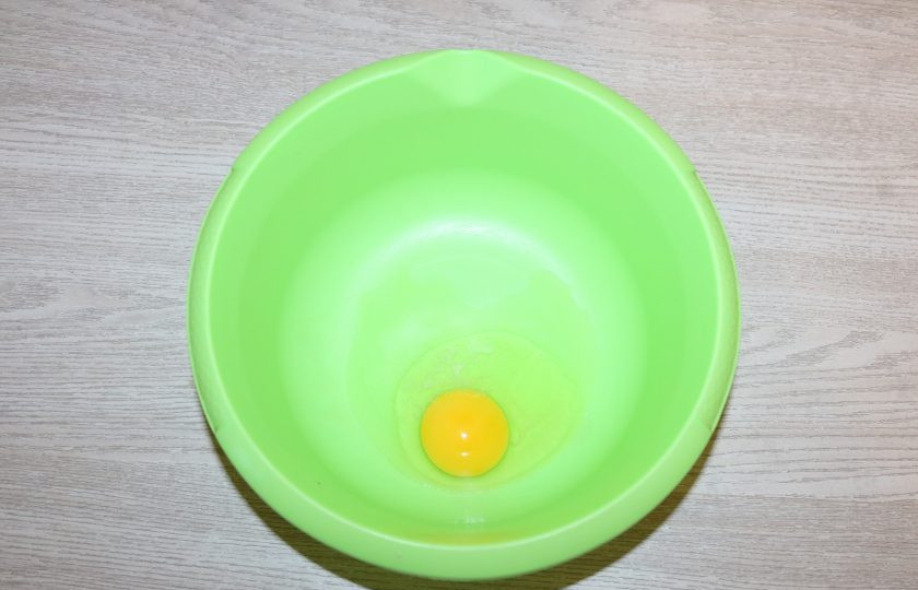 1. Этап. Татарский суп-лапша «Токмач»: Приготовьте тесто для токмача. В миску вбейте яйцо.