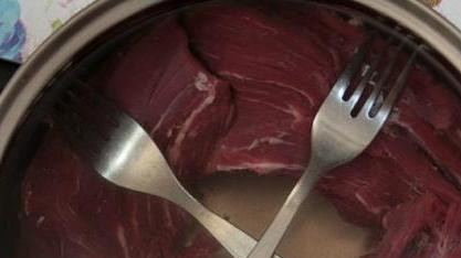 1. Этап. Бастурма по-армянски: Мясо промойте и положите в кастрюлю. Залейте его раствором из холодной воды с солью. Оставьте в таком виде в холодильнике на двое суток, чтобы говядина не всплывала.