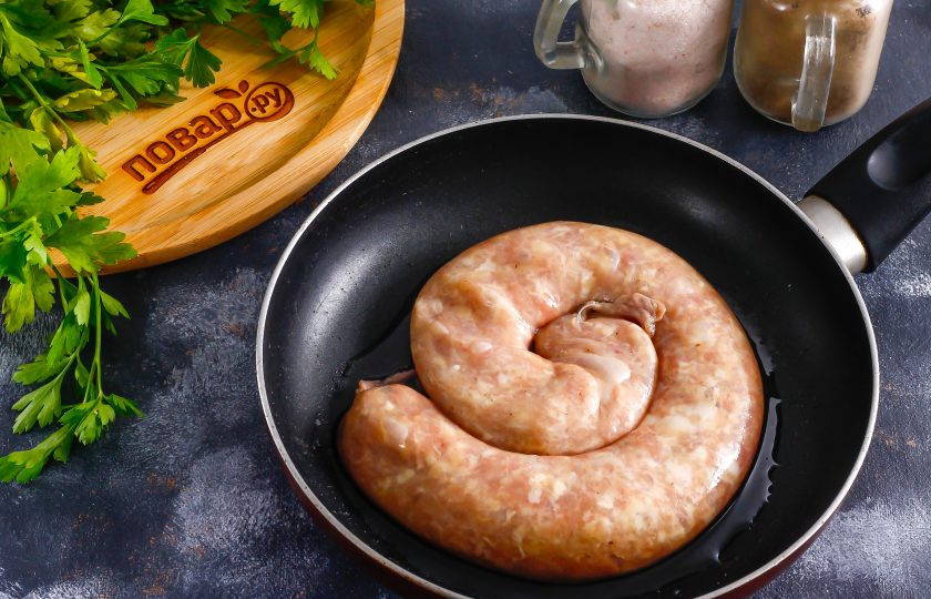 1. Этап. Куриная колбаса с салом: Прогрейте сковороду с растительным маслом, выложите в нее заготовку и поджарьте примерно 15-20 минут на умеренном нагреве. Через 5 минут пробейте ее во многих местах иглой или булавкой, чтобы выпустить сок и воздух.