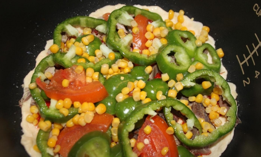 1. Этап. Пицца Минутка в мультиварке: 4. Всыпаю сладкую консервированную кукурузу.