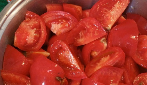 1. Этап. Кетчуп А-ля Хайнц: Из данного количества продуктов получится около 2 литров кетчупа. Порезать помидоры