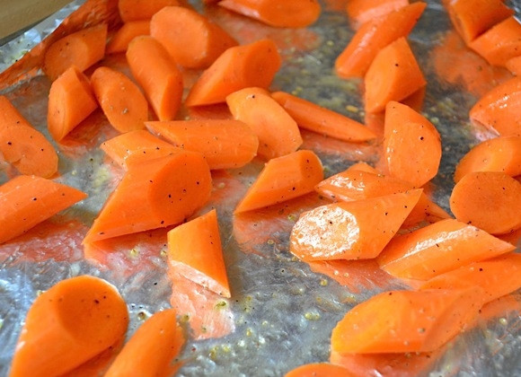 1. Этап. Карамелизированная морковь: 2. Разрежьте морковь небольшими кусочками. Выложите овощи на противень и полейте растительным маслом, посолите и поперчите, перемешайте.