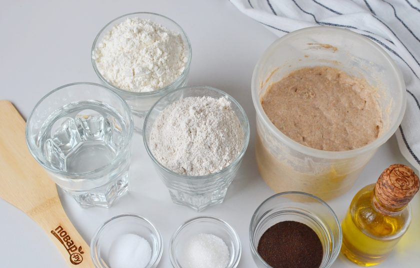 1. Этап. Черный хлеб на закваске: Подготовьте ингредиенты. Объем стаканов 250 мл. Приступим!