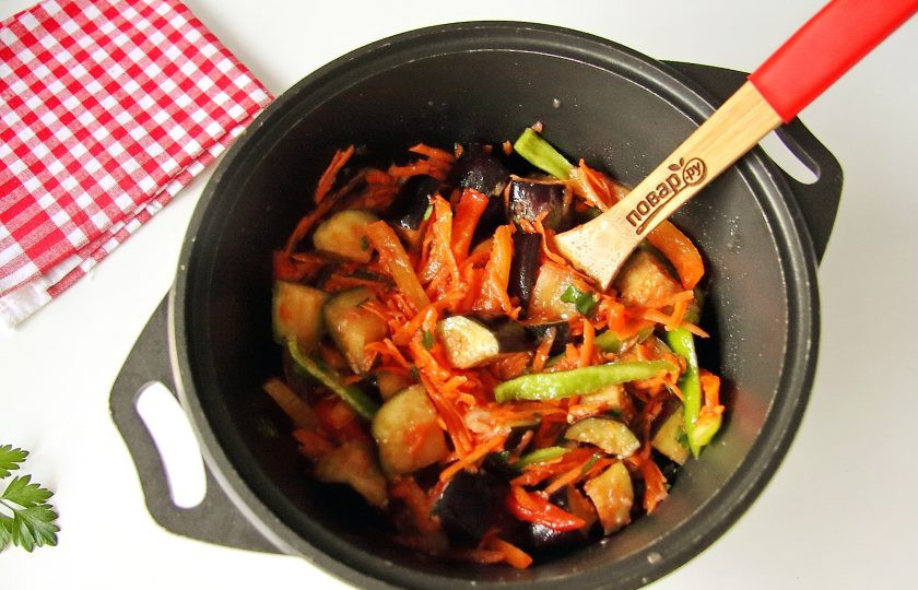 1. Этап. Салат Бакат: Перемешайте, доведите до кипения, накройте крышкой и готовьте, периодически помешивая на небольшом огне 25-30 минут. За 5 минут до готовности влейте уксус.