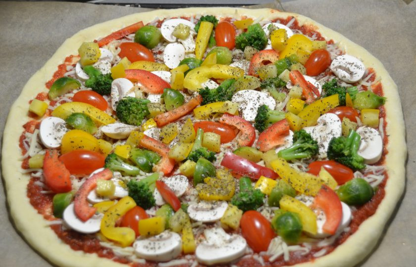 1. Этап. Пицца Примавера: Посыпьте сверху сухим базиликом или орегано.