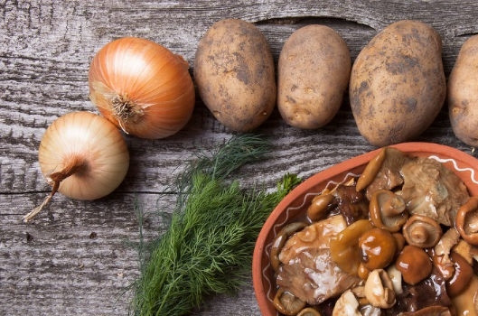 1. Этап. Запеканка с солеными грибами: 1. Вот такой скромный набор ингредиентов вам потребуется. Картофель вымойте, обсушите, нарежьте небольшими кусочками и поставьте варить до готовности в подсоленной воде.