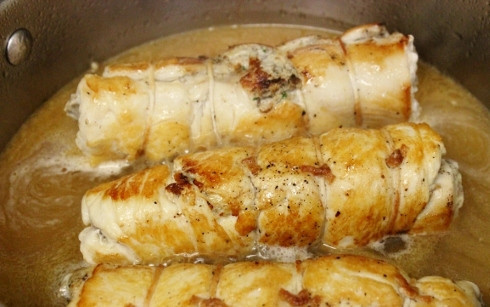 1. Этап. Сочные куриные грудки: 9. Добавьте в сотейник вино и бульон. По вкусу можете добавить специи или травы. Оставьте томиться на среднем огне до мягкости.