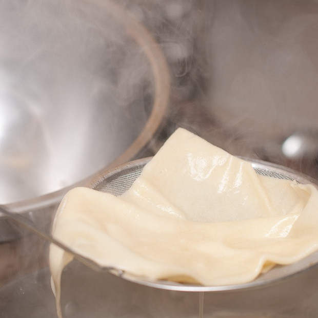 1. Этап. Норин: Когда время истекло, вынуть приготовленное тесто из воды и положить на чистую поверхность.