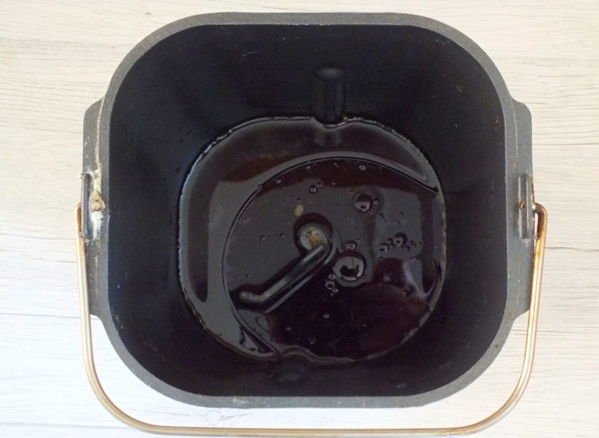 1. Этап. Хлеб на квасе в хлебопечке: В ведерко хлебопечки вылейте квас и растительное масло.