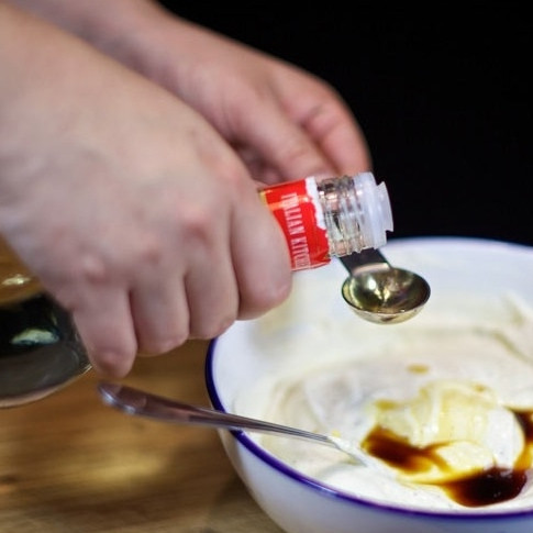 1. Этап. Дип из сыра фета: Добавляем уксус.