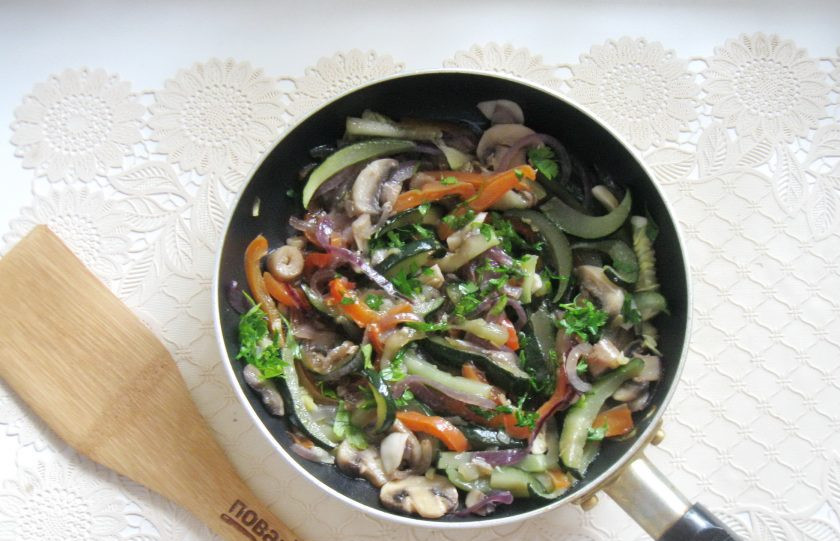 1. Этап. Овощи по-тайски: Перемешайте овощи с зеленью.