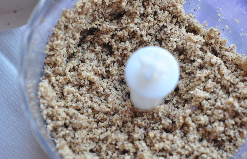 1. Этап. Салат из творога с чесноком: И измельчим любым доступным способом;).